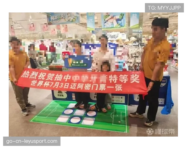 🎒一票难求的超级疯狂景象： 冠亚军总决赛的门票在黑市上已经被炒到了原价的数十倍之巨。对于普通的工薪阶层球迷来说，想要进入现场亲眼见证新王的诞生，到底要付出怎样高昂的代价？